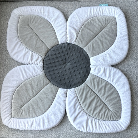 BLOOMING BABY | Lotus Bath - Sink Cushion for Newborn Bath Time - Picture 3 of 12